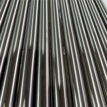 Qual é o acabamento superficial da barra de titânio ASTM F67?