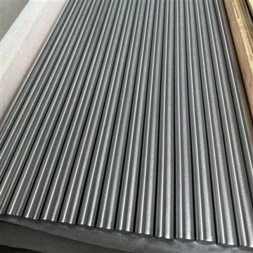 Qual é a resistência à fissuração por corrosão sob tensão de uma barra de titânio de grau 11?